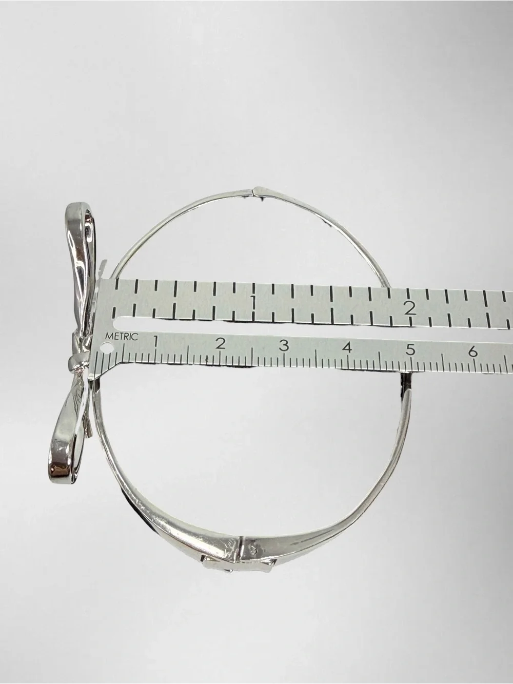Kate Spade New York Love Notes Silver Tone Large Bow Hinge Bracelet Size 6.5